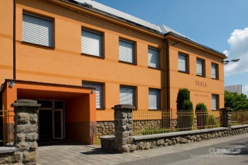 zatažené stříbrné venkovní žaluzie v budově školy