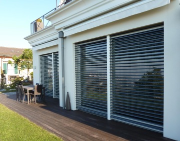 ukázka venkovního stínění venkovní žaluzie na rodinnném domku