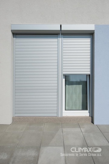 zatažené stříbrné venkovní rolety s nadokenním boxem